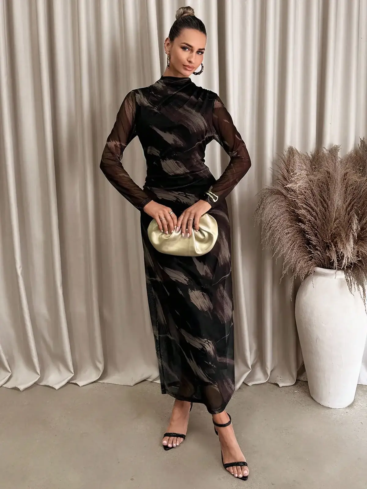 Vestido Longo Tule Gola Alta Estampa Abstrata Luciana na cor Preto — foto 6 de 7
