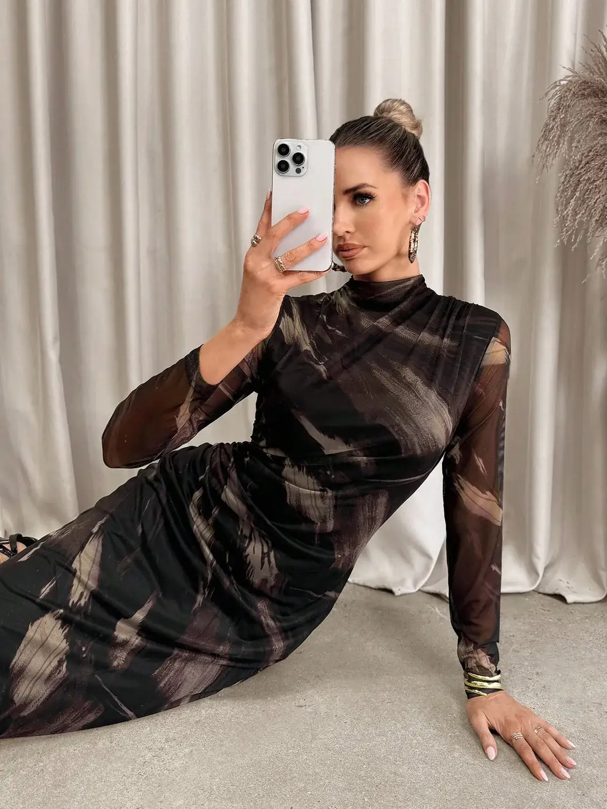Vestido Longo Tule Gola Alta Estampa Abstrata Luciana na cor Preto — foto 7 de 7