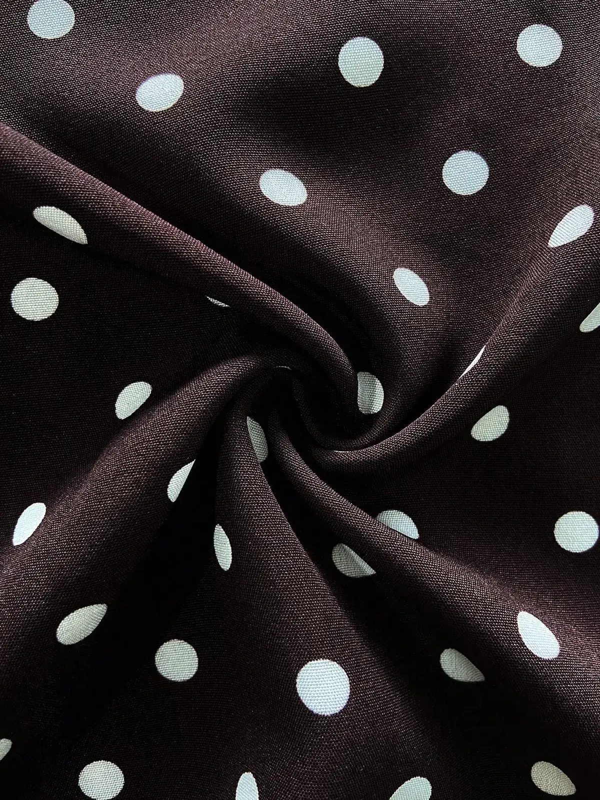 Vestido Midi Poá com Fenda e Amarração Mônica na cor Castanho — foto 3 de 4